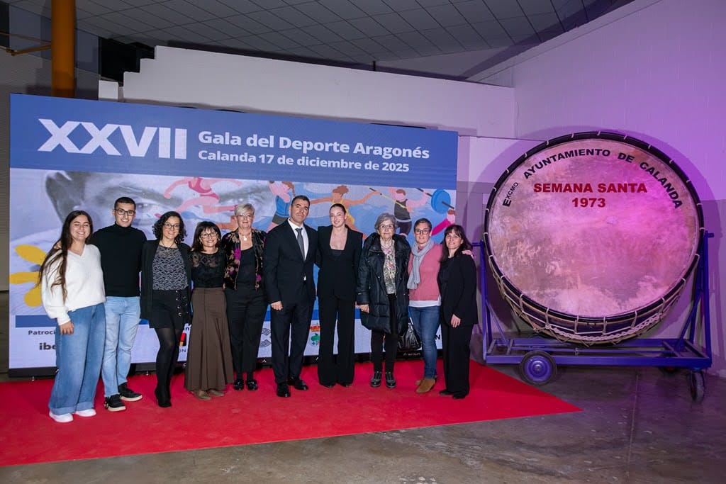 Deportistas, técnicos y miembros de la Junta Directiva junto al Presidente de la Federación Aragonesa de Piragüismo, Manuel Palacín.
