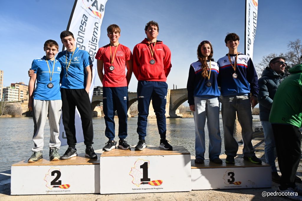 Monkayistas en el podio recogiendo medallas