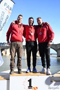 Monkayistas en el podio recogiendo medallas de modalidad SUP