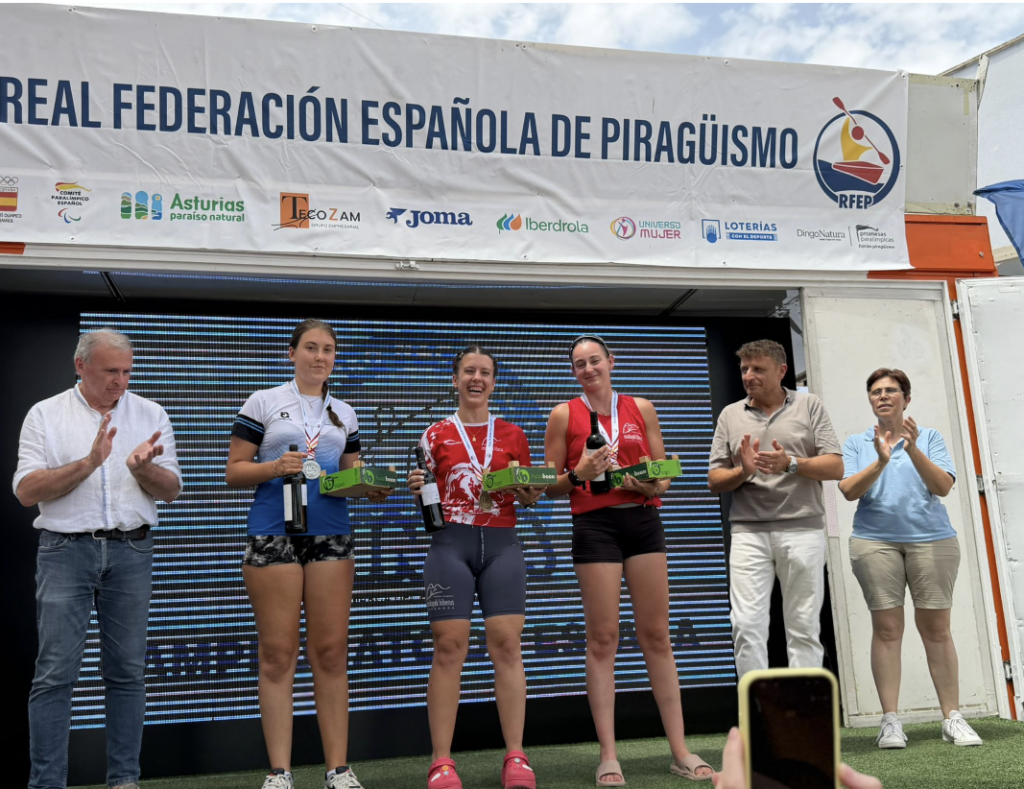 Podio recogiendo trofeos Estela y Ana por su participación en Canoa. 