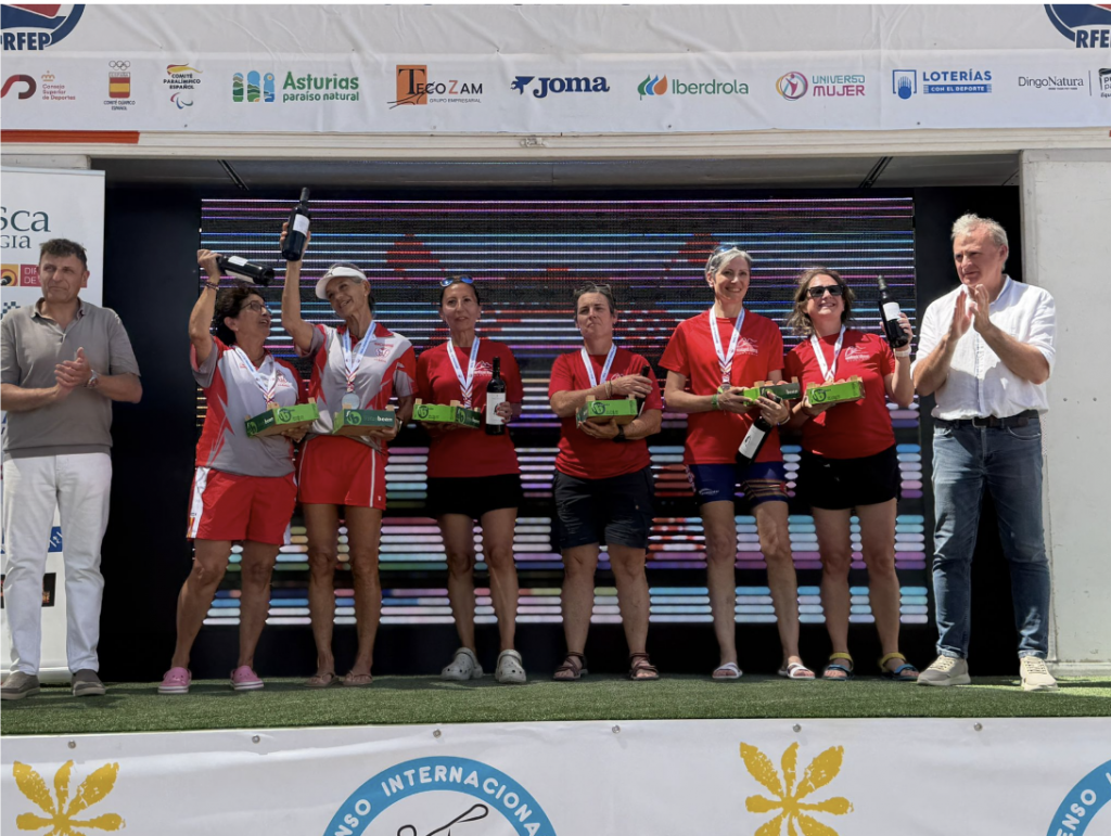 Podium de categoría Mujer Veterana. Recogen trofeo de 1º puesto Selma y Susana, de 3º puesto Cristina y Eva. además las deportistas que consiguieron la 2ª posición.