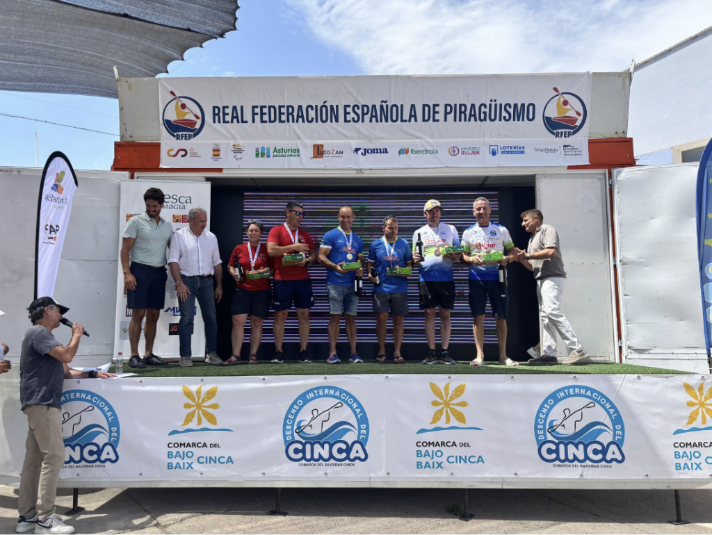 Podium recogiendo trofeos por clubs.