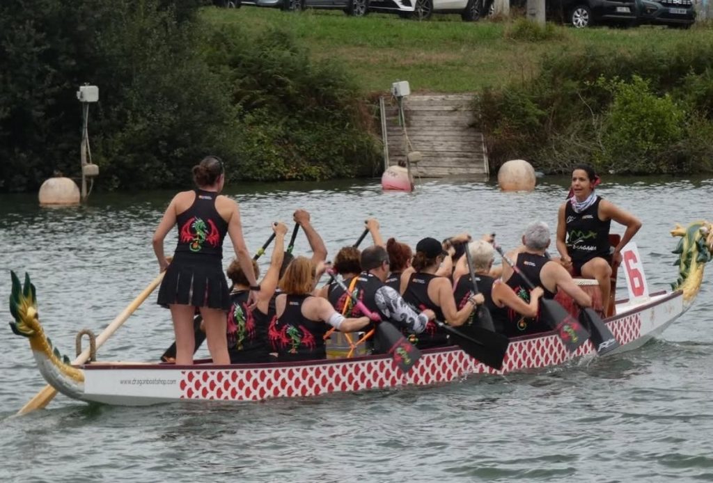 Foto del equipo en medio de una regata, remando.