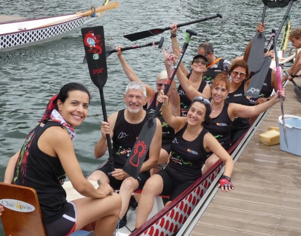 El equipo en una embarcación saludando